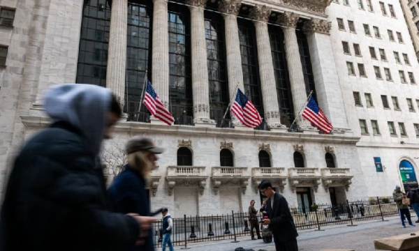 Wall Street promeut les actions tokenisées, mais les institutions restent prudentes.