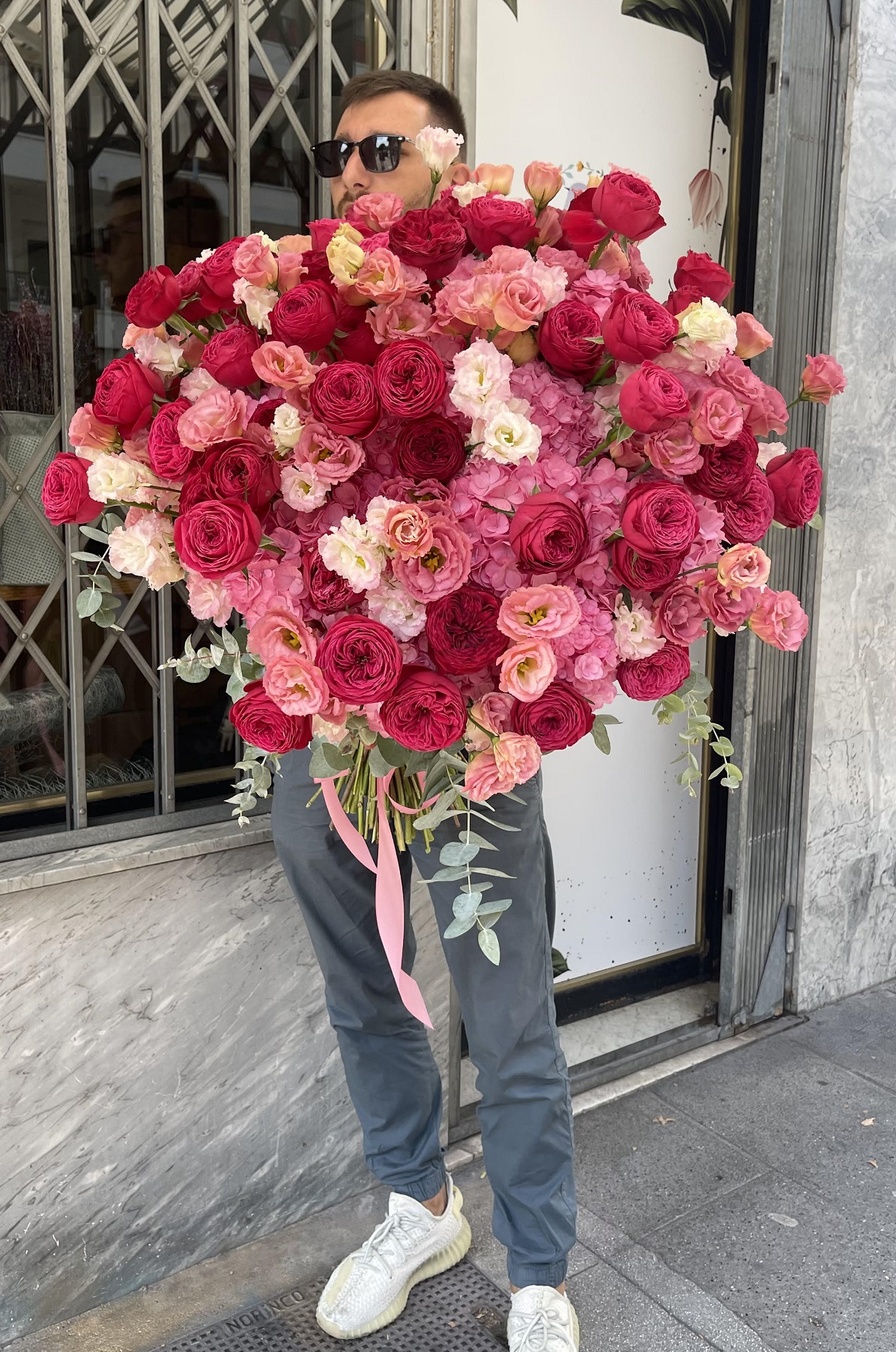 Love in Bloom: Incorporating flowers into your Valentine's Day proposal
